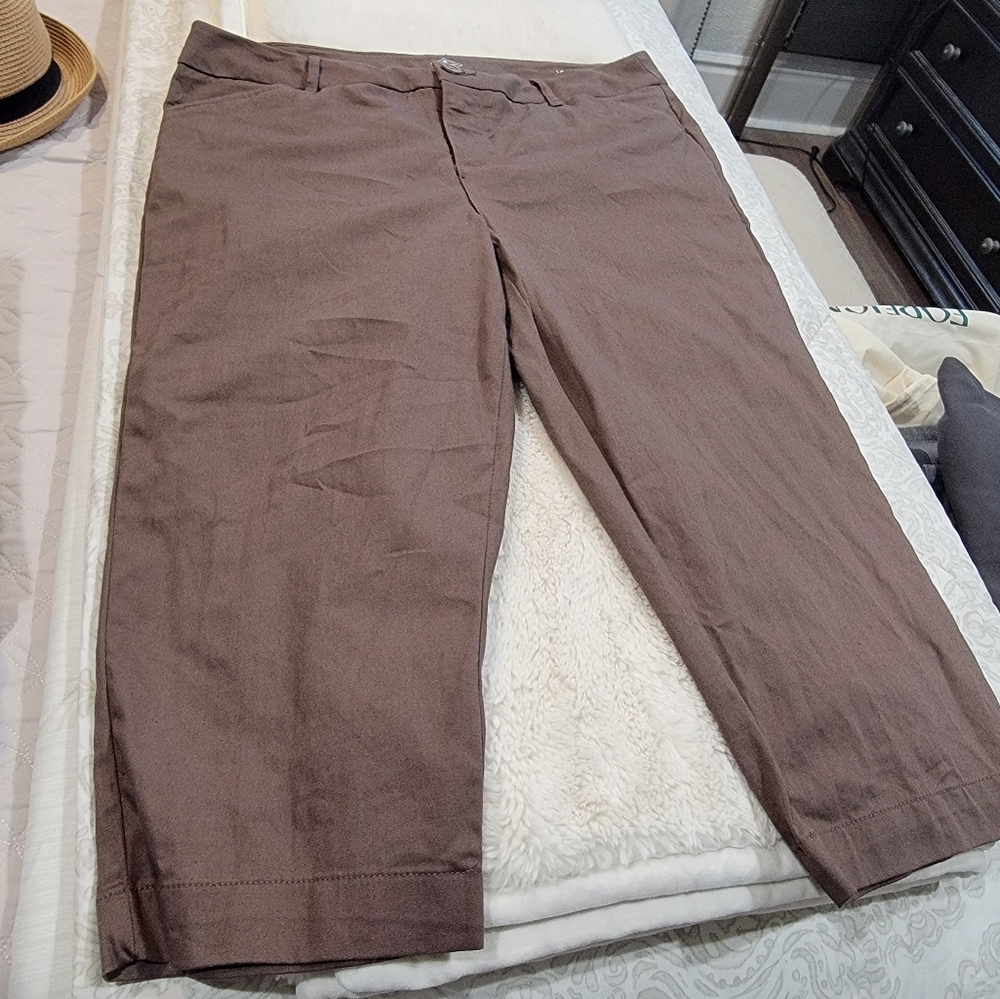 St. Johns Bay Brown capri pants